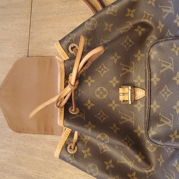 LOUIS VUITTONMonogram Montsouris PM. 23 - Picture 12 of 16